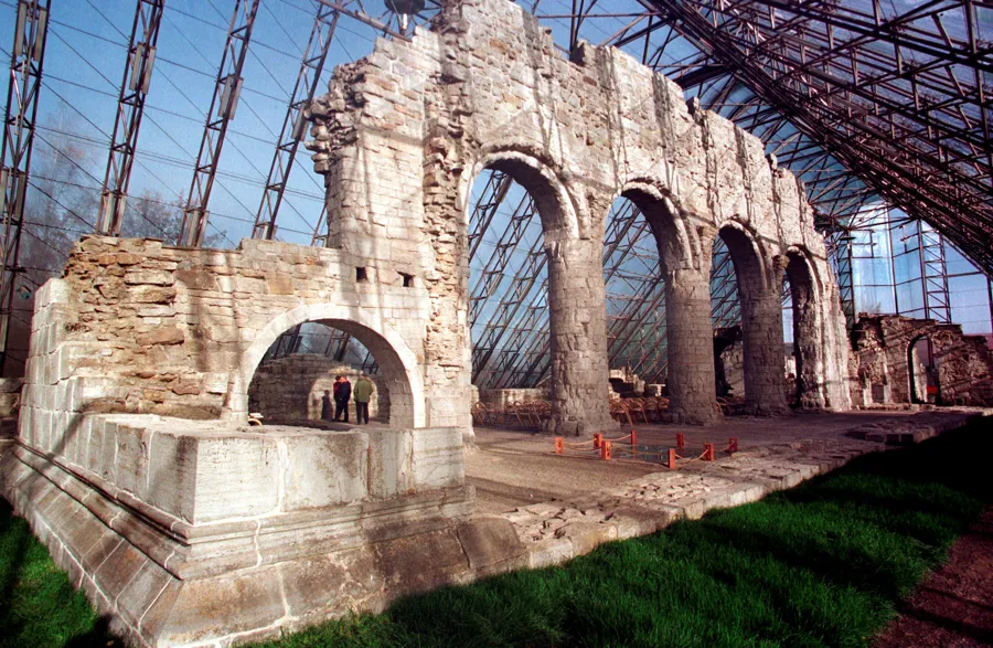 Domkirkeruinen Hamardomen med gjennomsiktig tak og blå himmel.