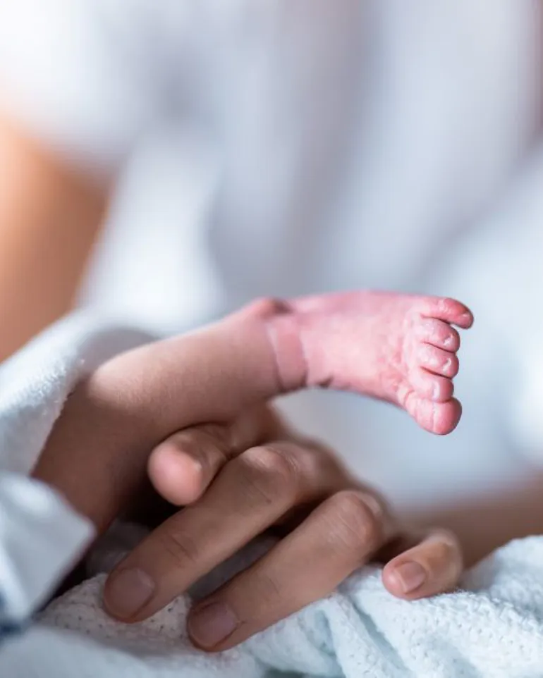 Et nærbilde av en babys føtter