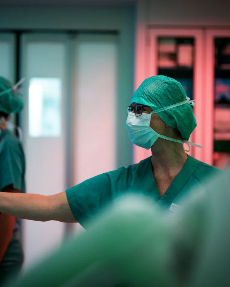 Operasjonssykepleier på operasjonsstue.