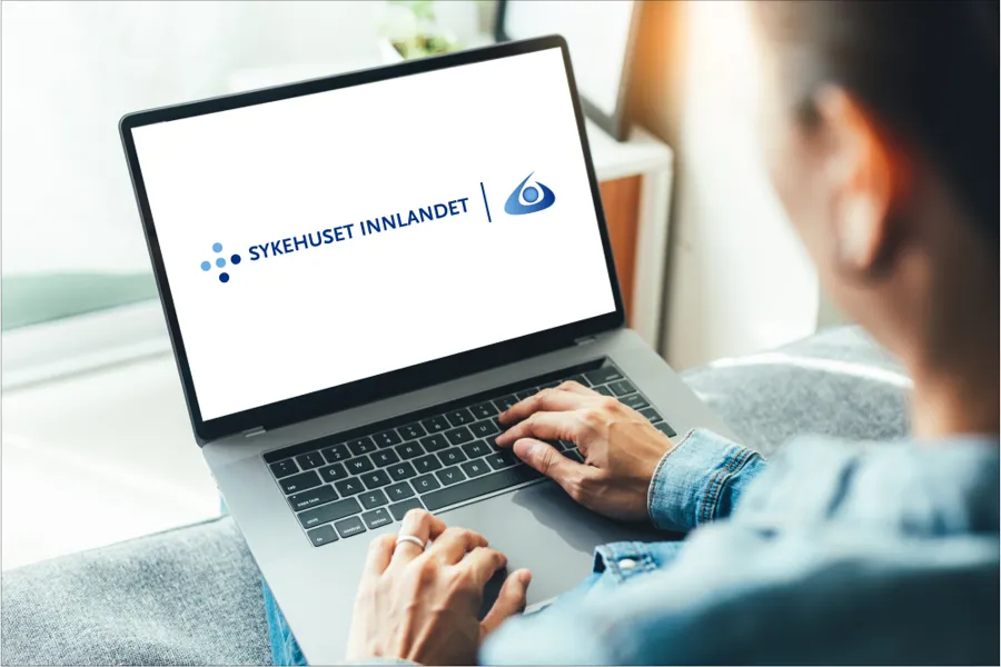 En person som bruker en bærbar datamaskin