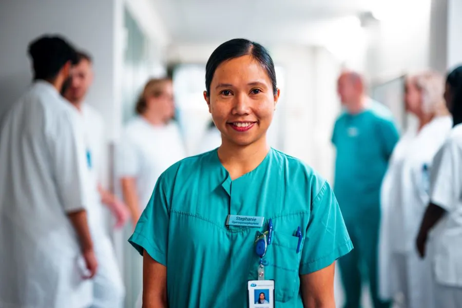 En person som har på seg en blå skjorte