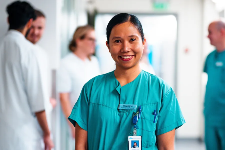 En mann med blå skjorte