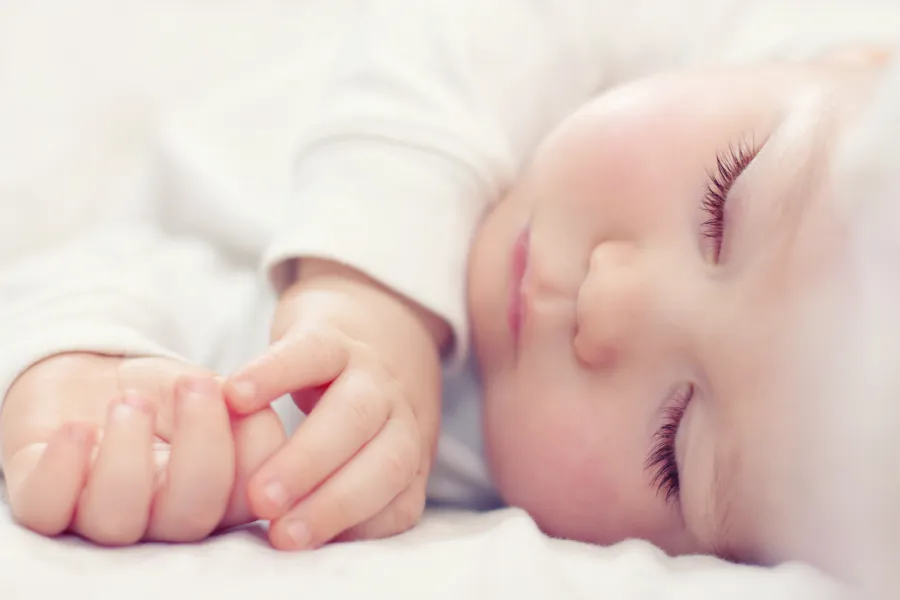 En baby som sover med lukkede øyne