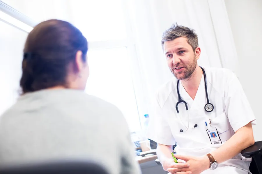 Lege i samtale med pasient, illustrasjonsbilde