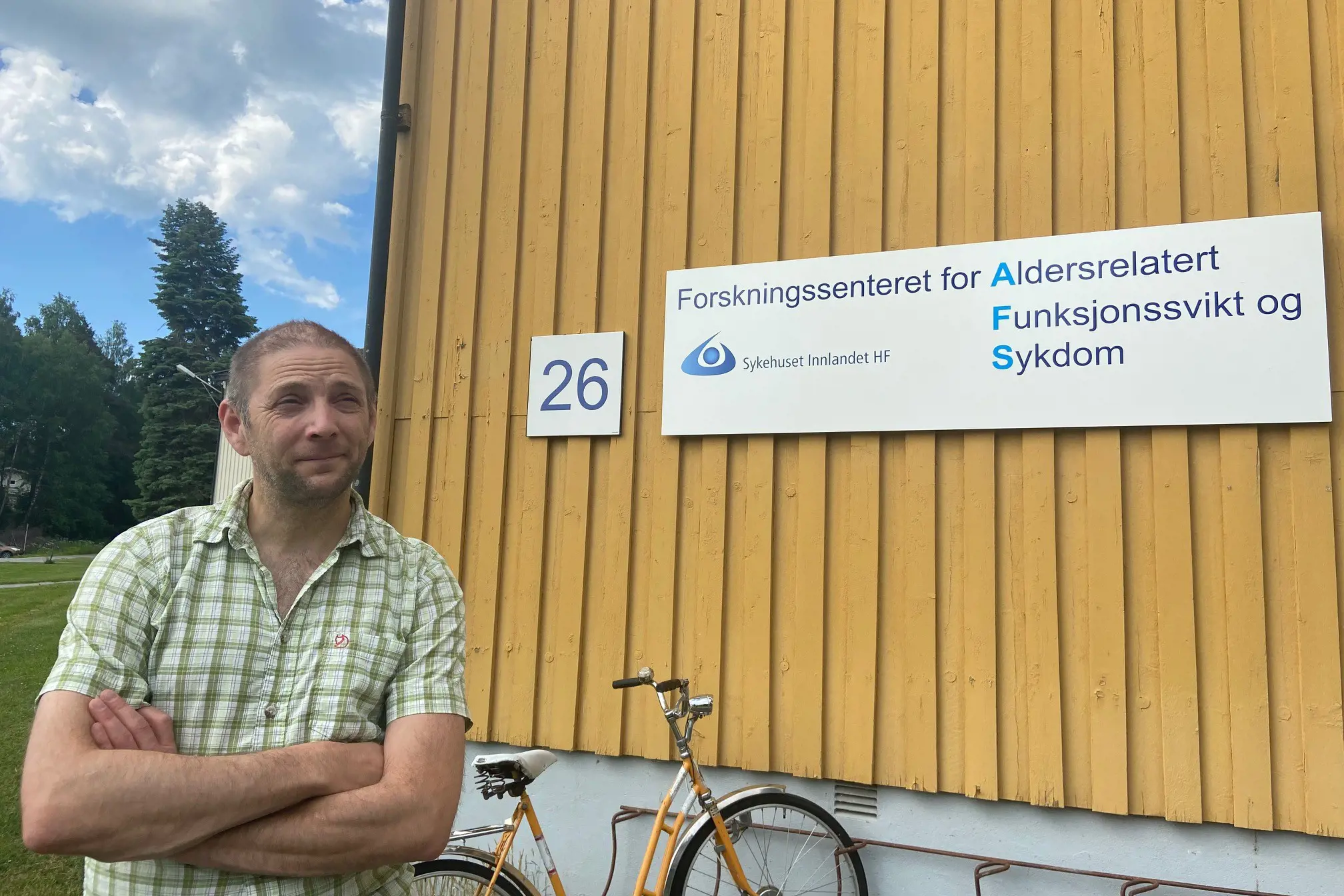 Prosjektleder Sverre Bergh utenfor lokalet til Forskningssenter for aldersrelatert funksjonssvikt og sykdom (AFS)
