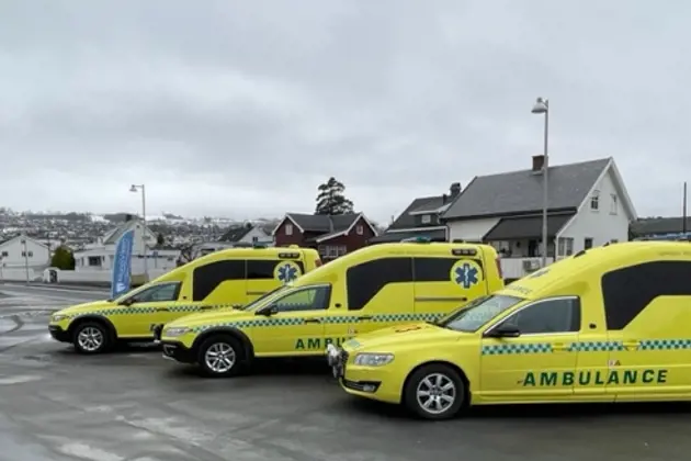 Tre gule ambulanser som er satt i stand for bruk i Ukraina .