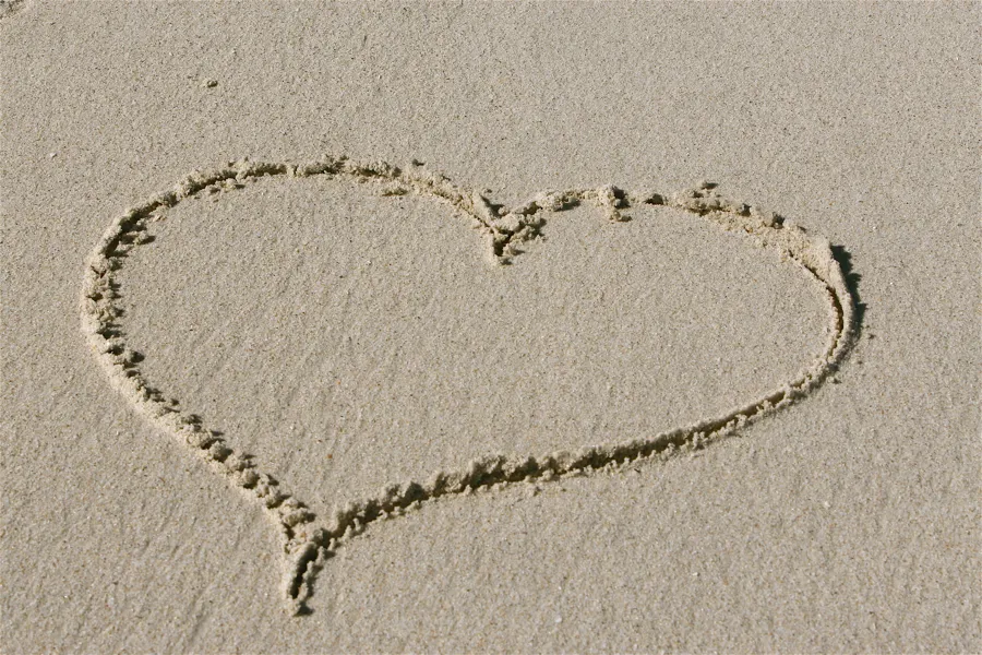 Illustrasjonsbilde, hjerte tegnet i sanden