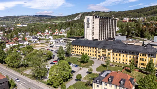 Sykehuset i Lillehammer, sykehusområdet og deler av byen sett fra oven, dronebilde