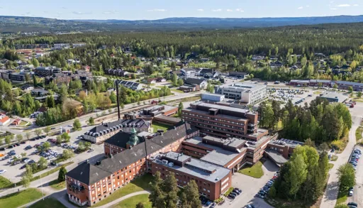 Sykehuset i Elverum, sykehusområdet og deler av byen sett fra oven, dronebilde