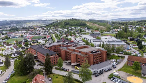 Sykehuset i Gjøvik, sykehusområdet og deler av byen sett fra oven, dronebilde