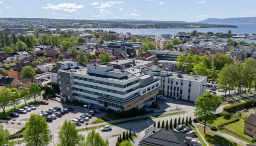 Sykehuset i Hamar, sykehusområdet og deler av byen sett fra oven, dronebilde