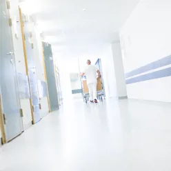 Helsepersonell i sykehuskorridor, illustrasjonsfoto